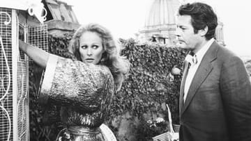 Ursula Andres e Marcello Mastroianni hanno diretto il film del 1977 "colpito da un fulmine".