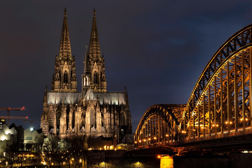 Der Kölner Dom und die Hohenzollernbrücke bei Nacht (Archivbild): Die LED-Beleuchtung am Dom soll zumindest teilweise wieder angeschaltet werden.