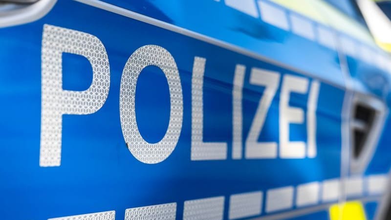 Ein Streifenwagen mit dem Schriftzug "Polizei" (Symbolfoto): Der Auslöser für den Streit wurde zunächst nicht deutlich. Ein Streifenwagen mit dem Schriftzug "Polizei" (Symbolfoto): Der Auslöser für den Streit wurde zunächst nicht deutlich.