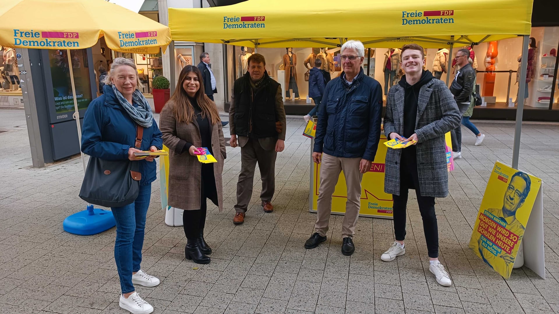 Am FDP-Stand auf dem Platz der Weltausstellung kämpften die Mitglieder um jede Stimme, um den Einzug in den Landtag nicht zu verpassen.