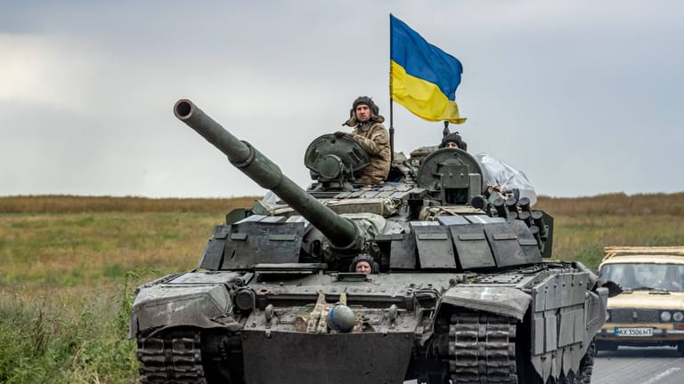 Ukrainische Soldaten in einem Panzer: Britische Geheimdienste rechnen damit, dass die Ukraine mindestens 440 Panzer erbeutet haben.
