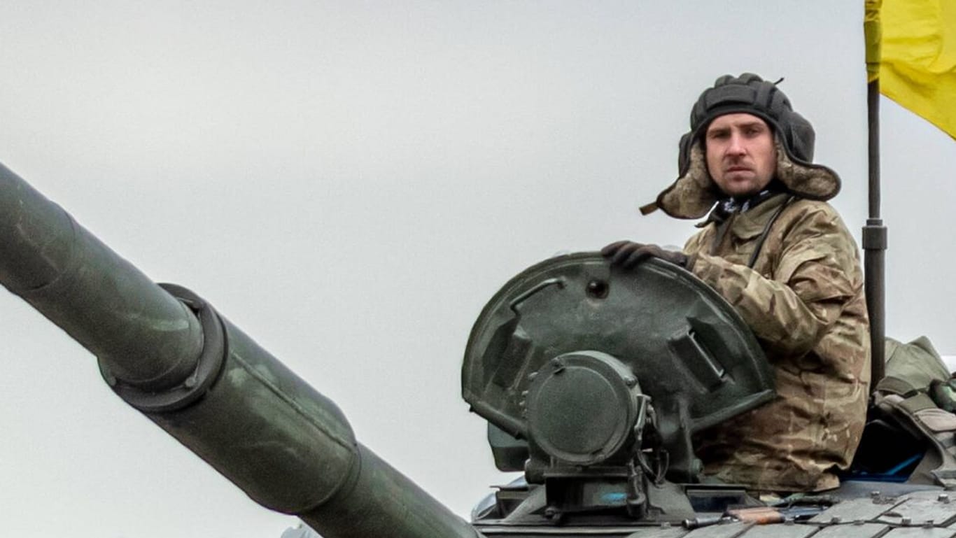 Ukrainische Soldaten in einem Panzer (Archivbild): Die Gegenoffensive könnte bald beginnen.