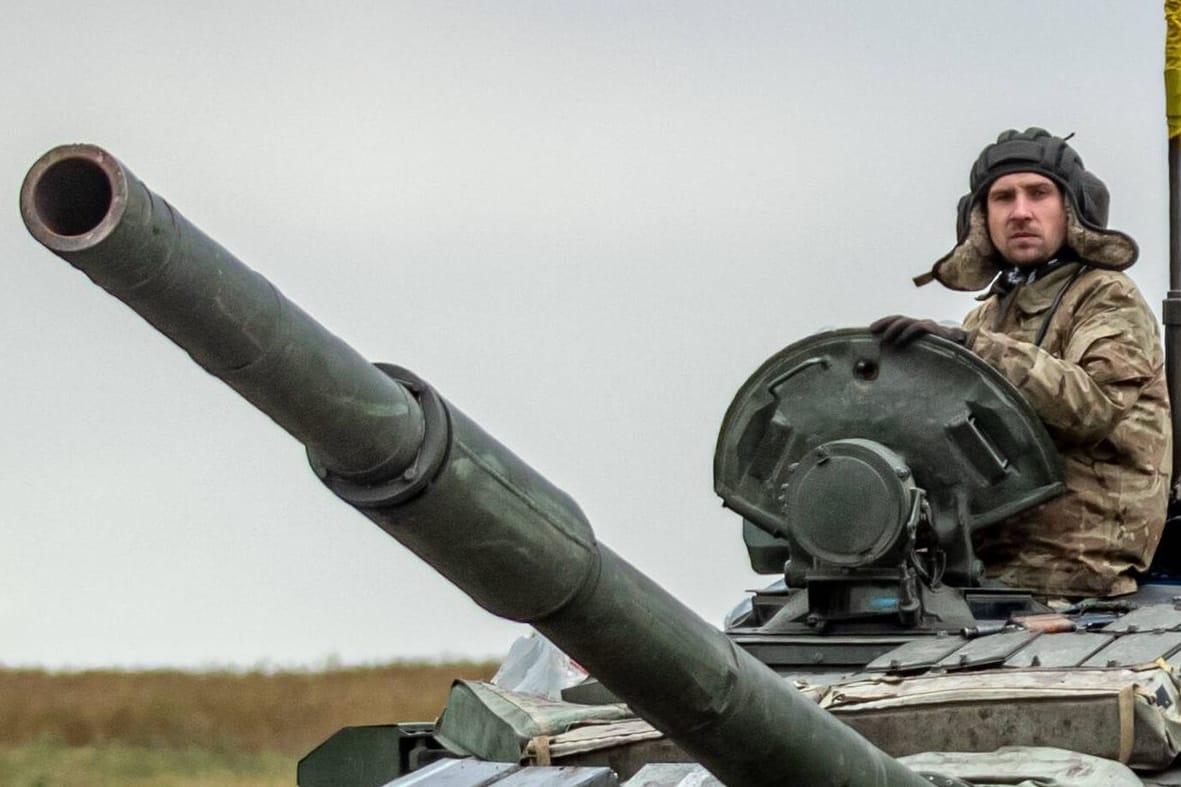 Ukrainische Soldaten in einem Panzer (Archivbild): Die Gegenoffensive könnte bald beginnen.