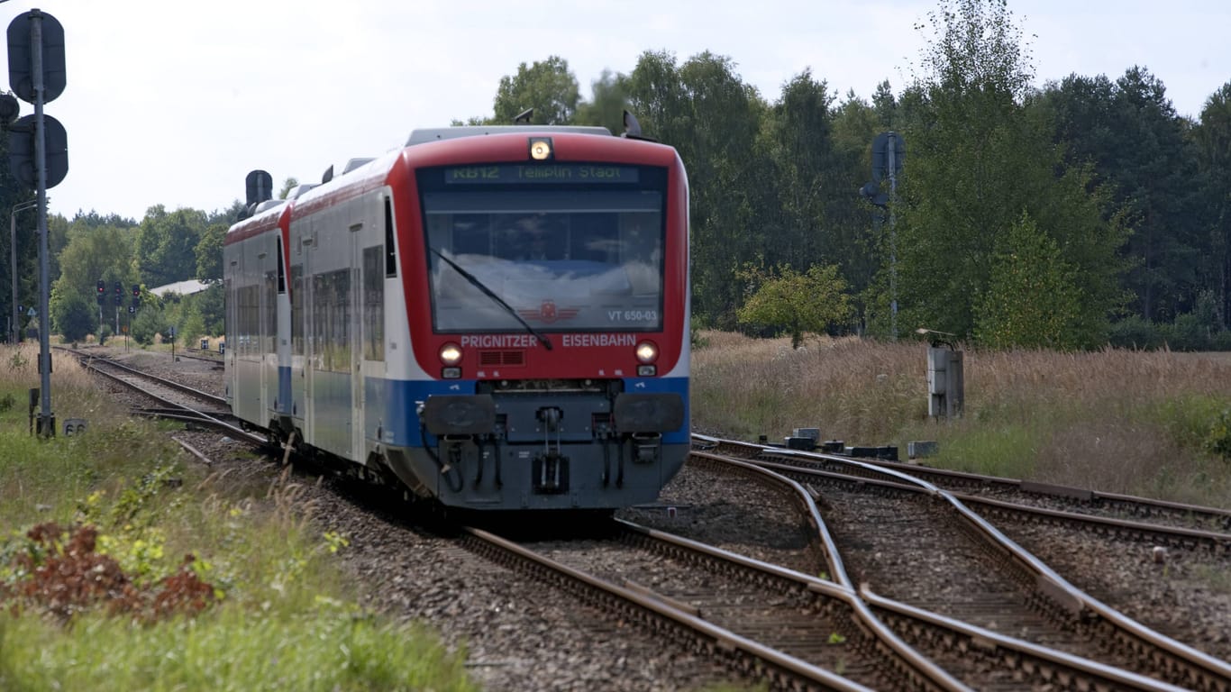 Eine Bahn auf der Fahrt von Berlin nach Templin (Archivbild): In der Nähe der Hauptstadt ist eine Frau ums Leben gekommen.