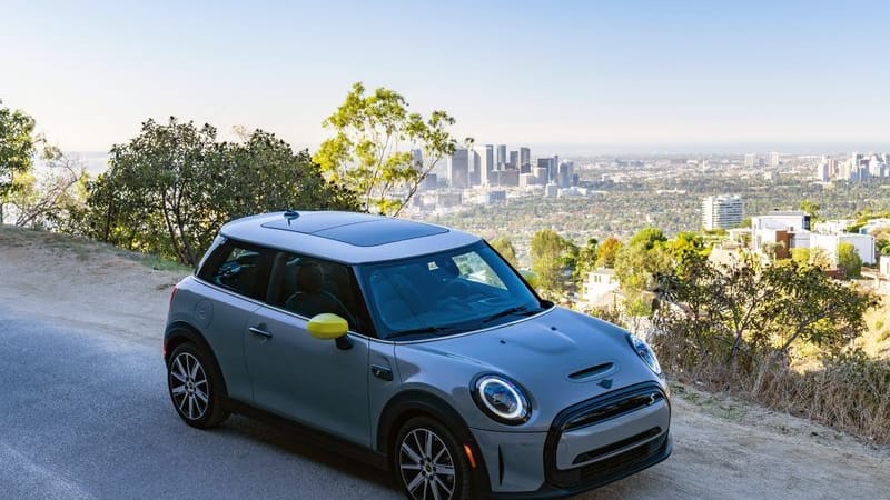 Ohne Auspuff: Auch der Mini kommt als Cooper SE mittlerweile als E-Auto daher.