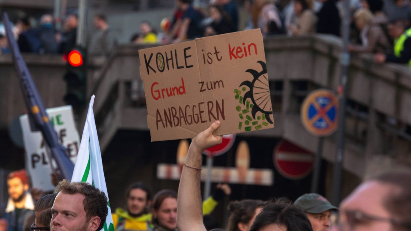 Klimaaktivisten bei einer Demonstration: Der Streit um das Dorf Lützerath spitzt sich zu.