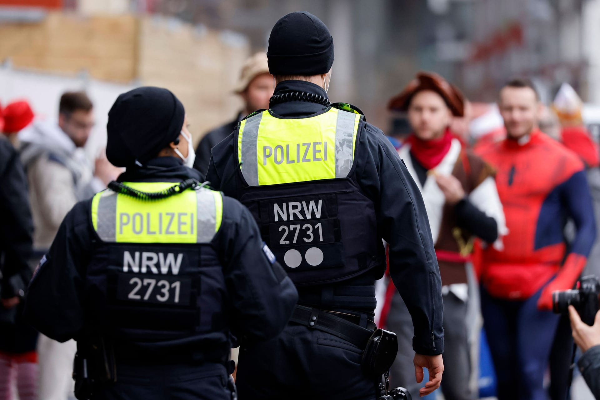 Zwei Polizeibeamte beim Kölner Karneval (Archivbild): Von ihnen soll es in diesem Jahr weniger geben.