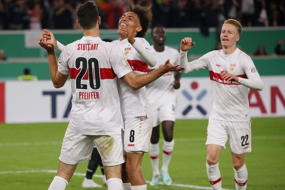Stuttgarts Spieler feiern einen Treffer: Gegen Bielefeld feierten die Schwaben ein Schützenfest.