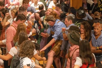 Gäste feiern in einem Bierzelt beim Oktoberfest (Archivfoto): In den Tagen nach der Wiesn steigen die Infektionszahlen stark an.