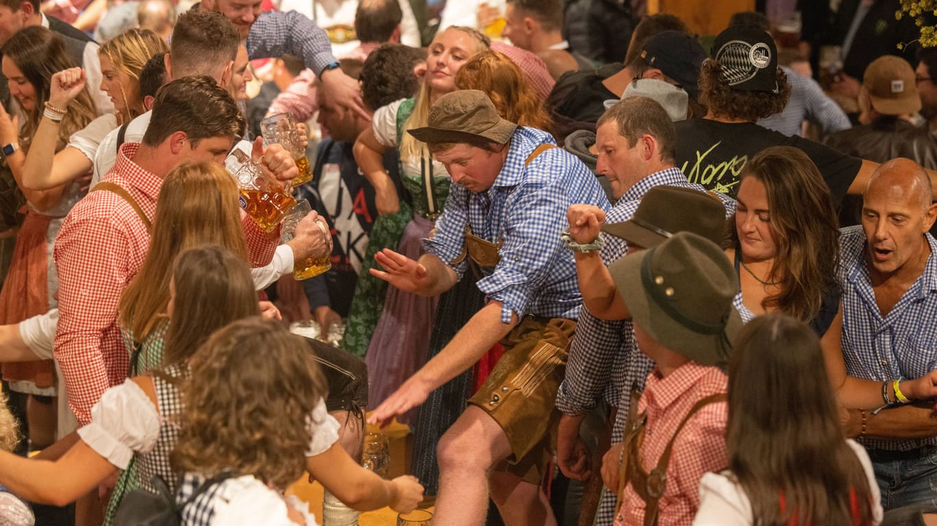 Gäste feiern in einem Bierzelt beim Oktoberfest (Archivfoto): In den Tagen nach der Wiesn steigen die Infektionszahlen stark an.