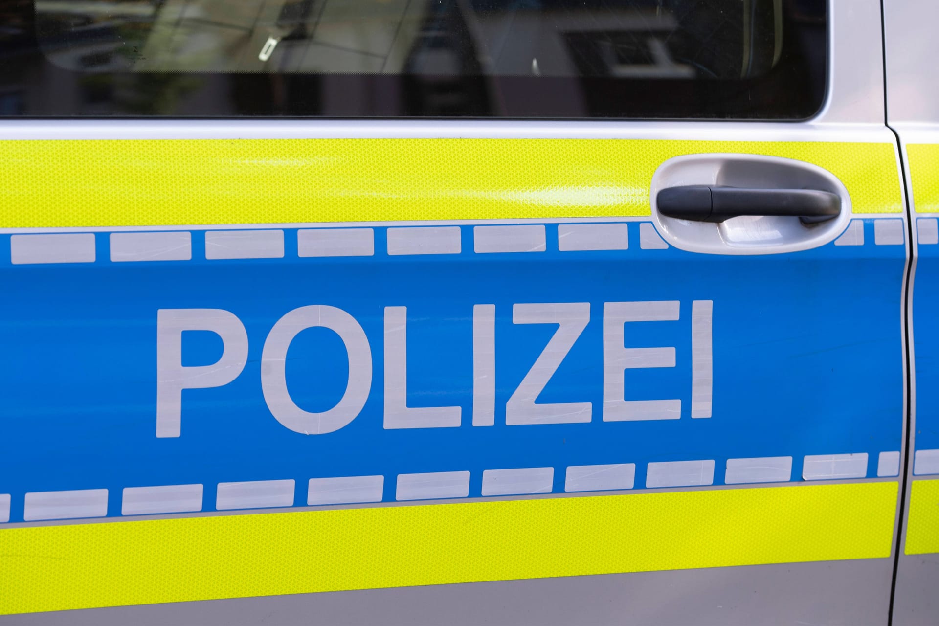 Ein Polizeiwagen in Nordrhein-Westfalen (Symbolfoto): Eine Zigarettenkippe hat am Samstag ein Baby im Gesicht getroffen.