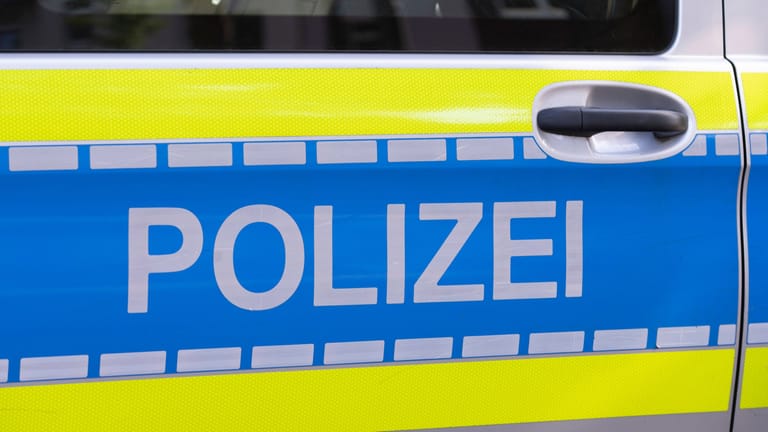 Ein Polizeiwagen in Nordrhein-Westfalen (Symbolfoto): Eine Zigarettenkippe hat am Samstag ein Baby im Gesicht getroffen.