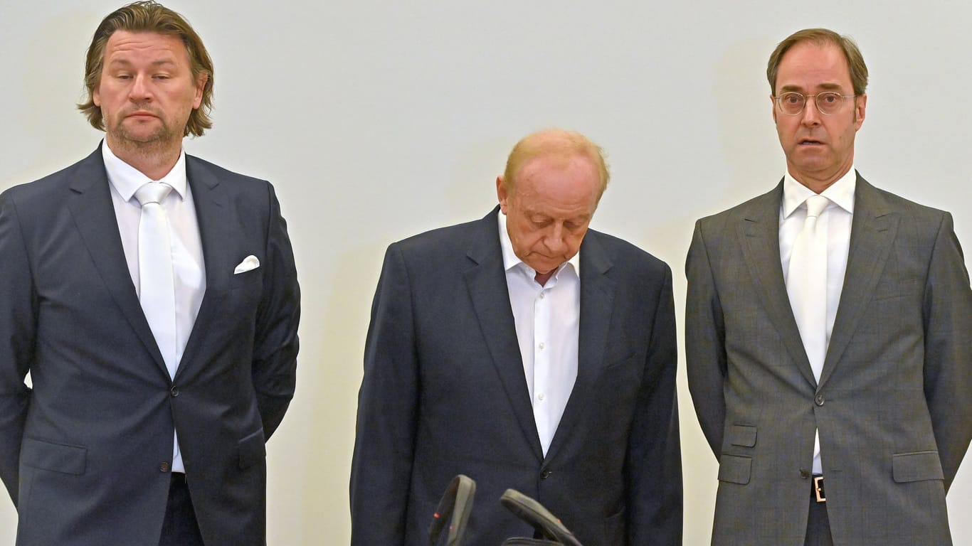 Alfons Schuhbeck mit seinen Anwälten im Gerichtssaal des Münchner Landgerichts. Er steht wegen Steuerhinterziehung vor Gericht und hat ein Geständnis abgelegt.