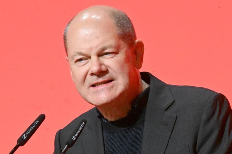 Bundeskanzler Olaf Scholz (SPD) spricht beim Landesparteitag der SPD Bayern in den Eisbachstudios.