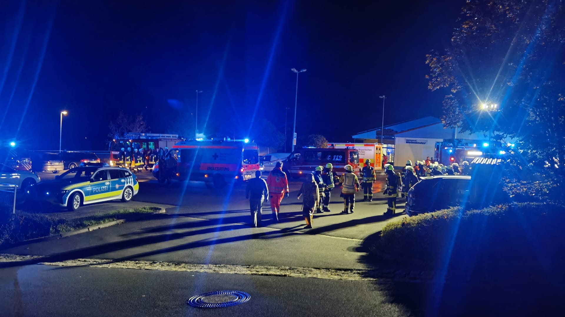 Zahlreiche Einsatzkräfte eilten am Dienstagabend zu einer Asylunterkunft im Landkreis Ansbach, weil es dort brannte. Zahlreiche Einsatzkräfte eilten am Dienstagabend zu einer Asylunterkunft im Landkreis Ansbach, weil es dort brannte.