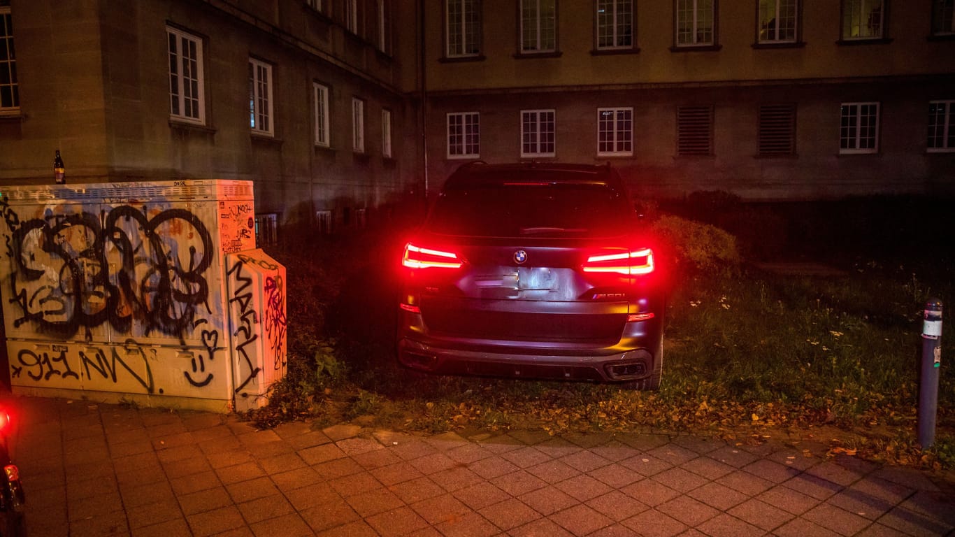 Bußgelder werden einkalkuliert: Ein Autofahrer ist über den Gehweg auf die Wiese gefahren, um seinen Wagen nahe dem RB-Stadion zu parken.