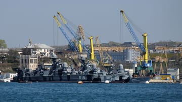 Schiffe der russischen Schwarzmeerflotte (Archiv): Nach russischen Angaben ist ein das Schiff "Iwan Golubez" leicht beschädigt worden.