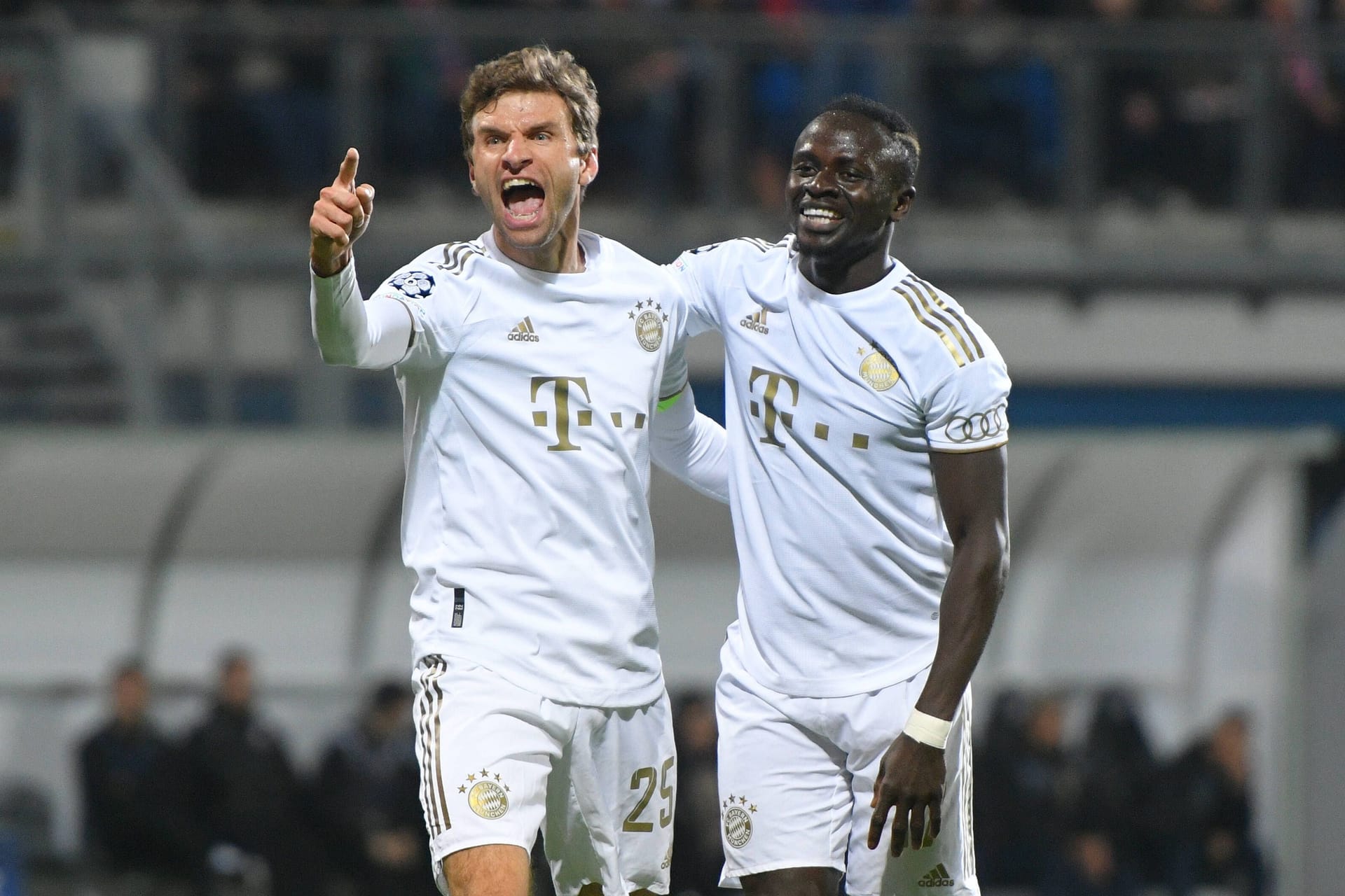 Thomas Müller (bis 28.): Nach seiner Corona-Infektion zurück im Team. Traf aus Mittelstürmerposition zum 2:0 (14.). Bereitete auch noch Goretzkas 3:0 mit seinem Pass vor. Sein 230. Tor (!) und sein 248. Assists (!) in seinem 639. Pflichtspieleinsatz für den FC Bayern. Dann musste er aber nach einem Schlag in den Rücken angeschlagen raus. Note 2