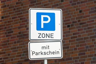 Verkehrsschild Parkzone (Symbolbild): Im Dezember bekommt der Bezirk Mitte seine zwei letzten Parkzonen.