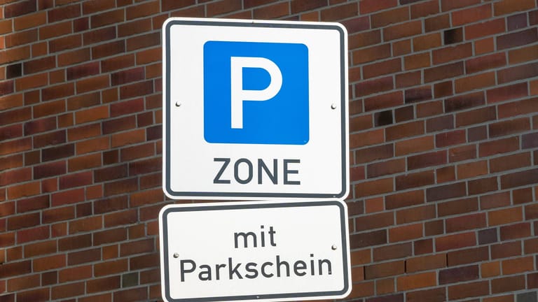 Verkehrsschild Parkzone (Symbolbild): Im Dezember bekommt der Bezirk Mitte seine zwei letzten Parkzonen.