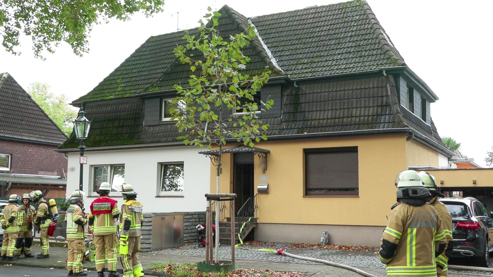 Feuerwehrleute am Einsatzort: Das Feuer war bei Eintreffen der Einsatzkräfte bereits erloschen.
