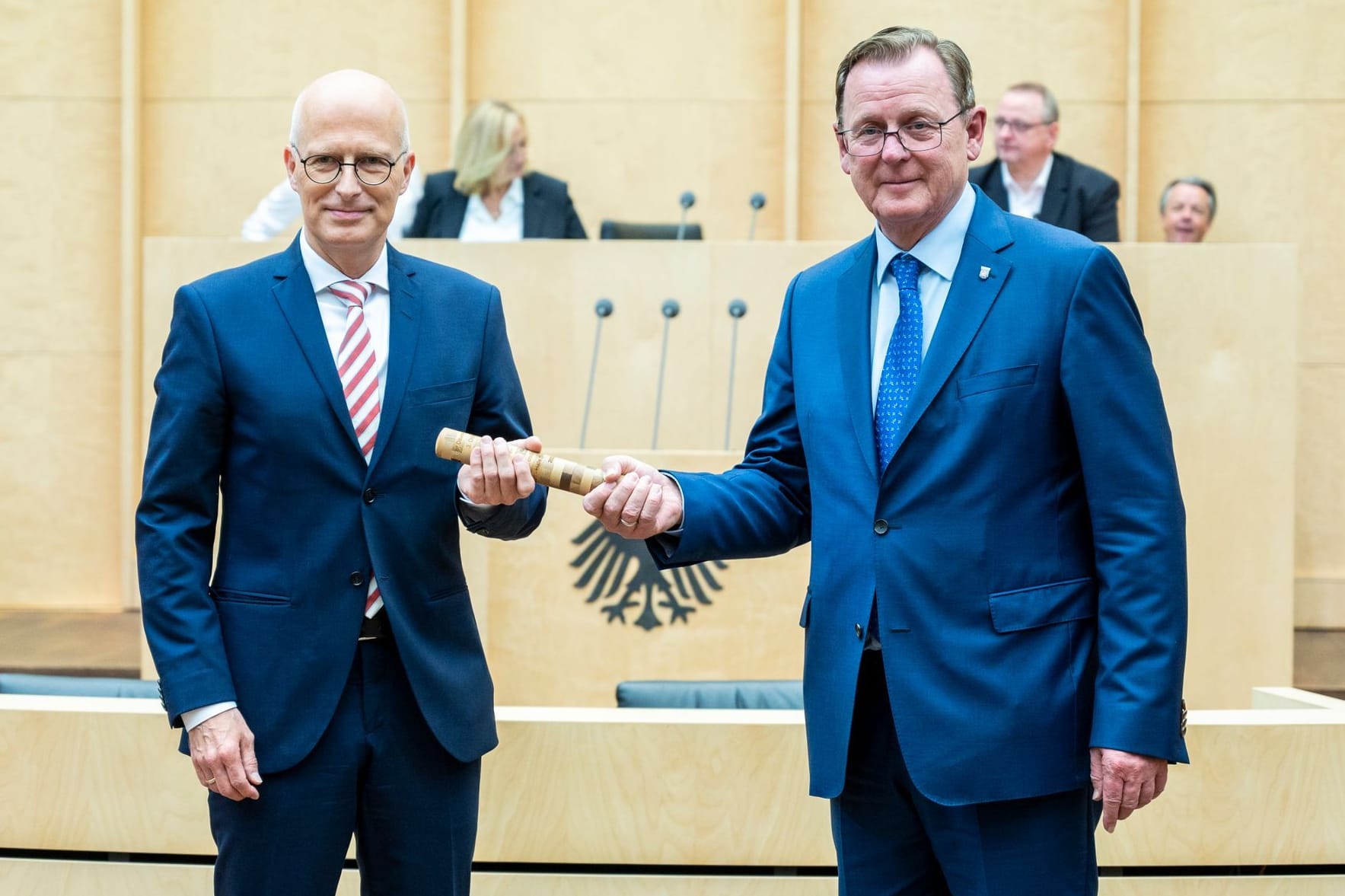 Peter Tschentscher (SPD, l.) übernimmt als Bundesratspräsident: Als Symbol des Übergangs übergibt Bodo Ramelow (Die Linke) ihm einen Staffelstab.