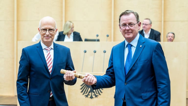 Peter Tschentscher (SPD, l.) übernimmt als Bundesratspräsident: Als Symbol des Übergangs übergibt Bodo Ramelow (Die Linke) ihm einen Staffelstab.