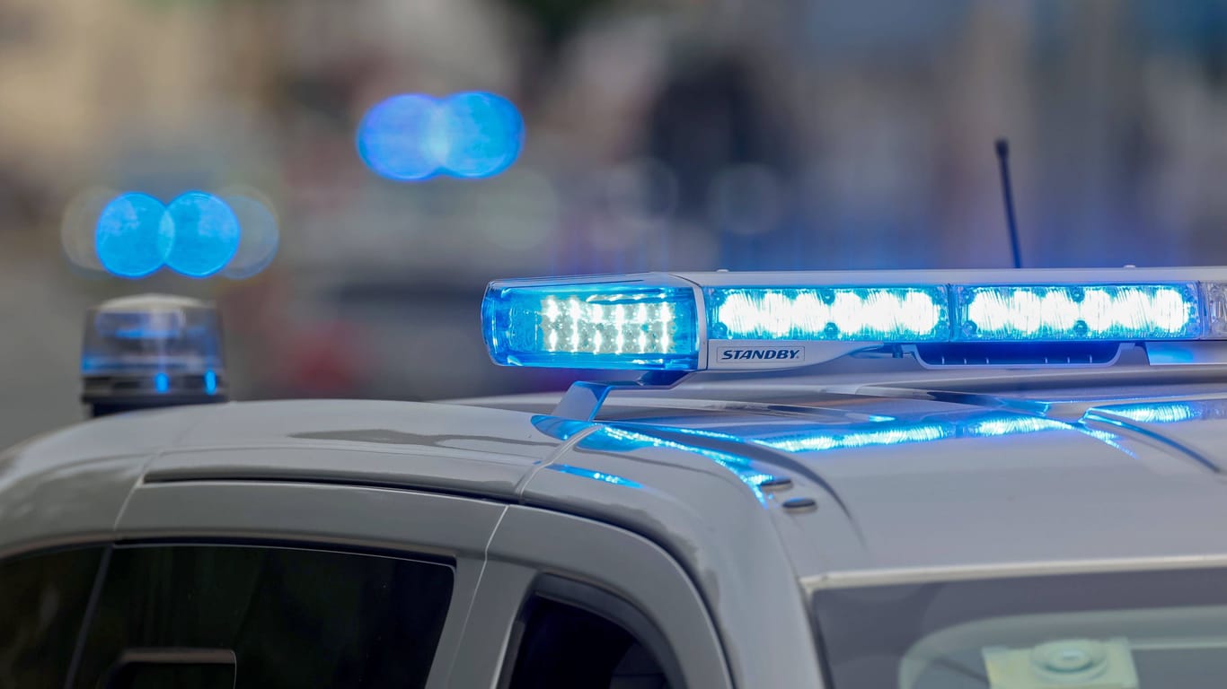 Polizeiauto in Nordrhein-Westfalen (Symbolbild): In Gevelsberg fand eine 40-Jährige ihre Eltern tot auf.