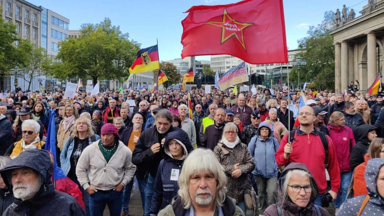 Verschiedene Gruppierungen der "Querdenker"-Szene protestieren am Samstag in Hannover.