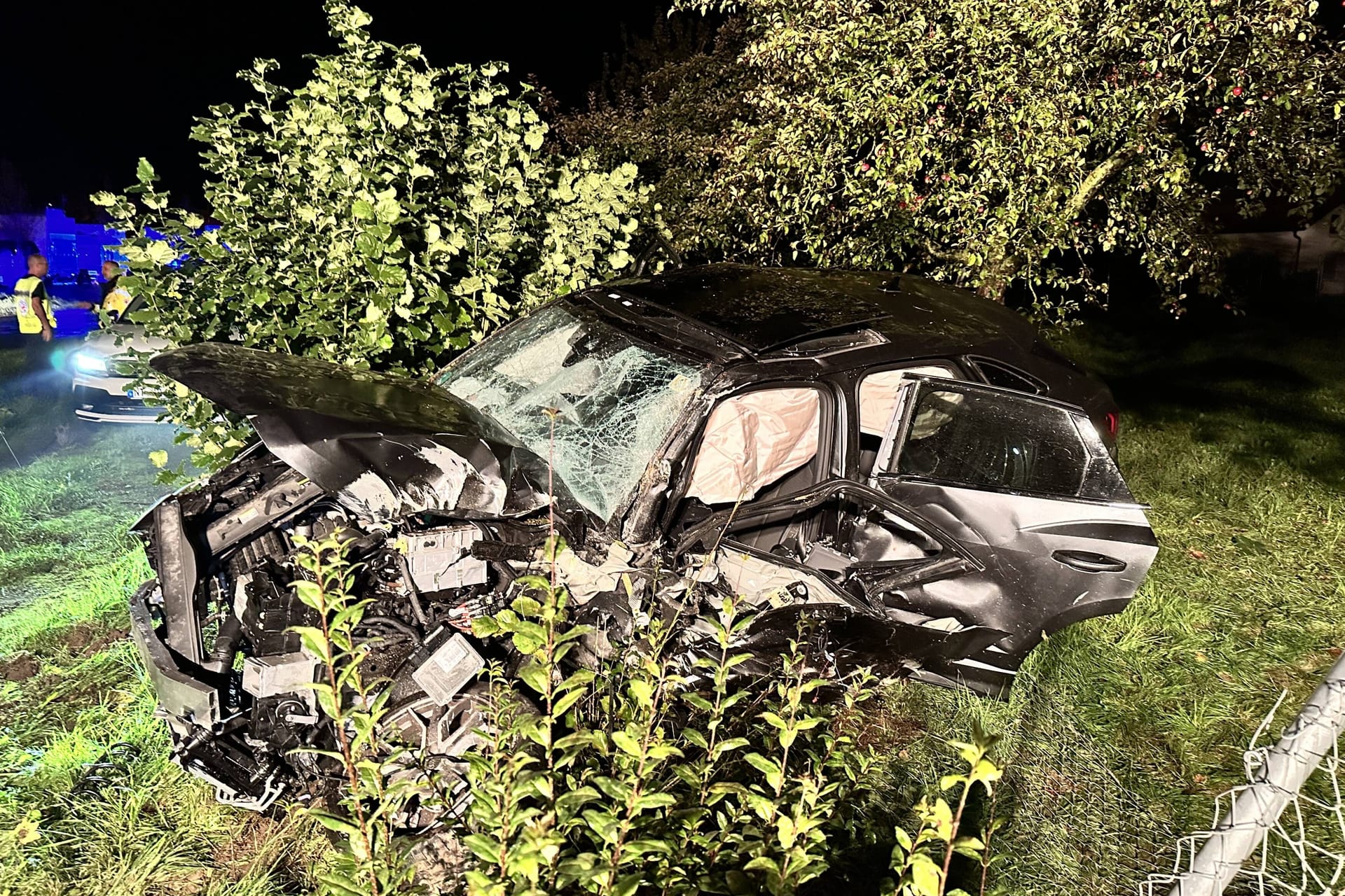 Der SUV: Das Auto kam in einer Kurve von der Straße ab.