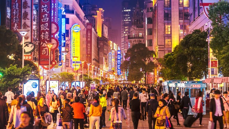Shanghai: Die Nanjing-Straße gehört zu den größten Einkaufstraßen der Welt.