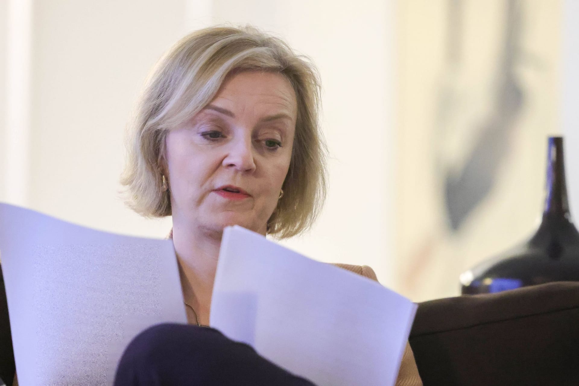 Liz Truss beim Unterlagen lesen. Nach Berichten hörten russische Spione ihr Telefon ab.