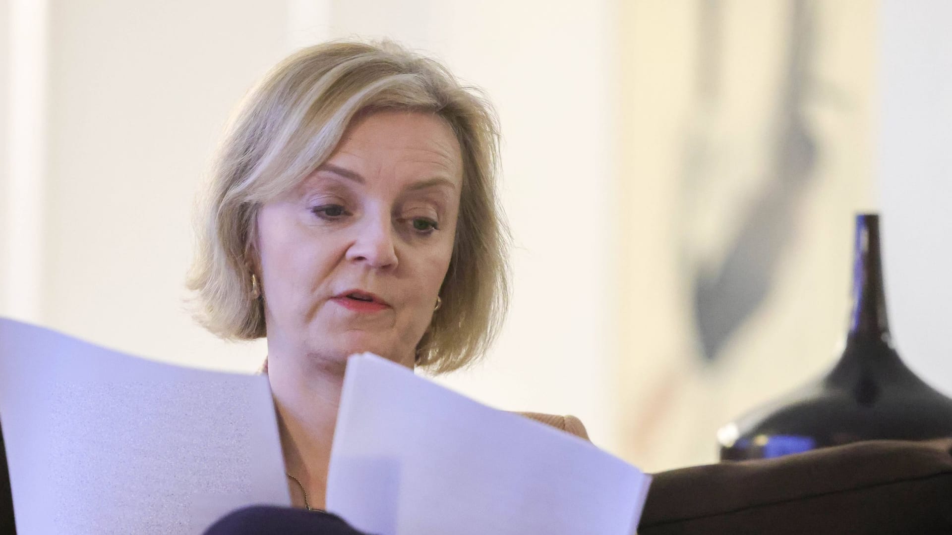 Liz Truss beim Unterlagen lesen. Nach Berichten hörten russische Spione ihr Telefon ab.