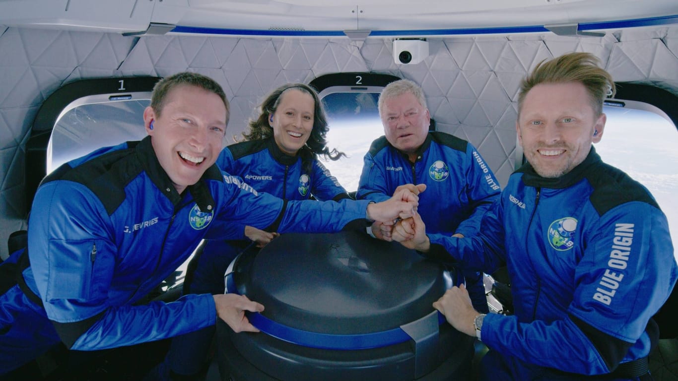 William Shatner mit Audrey Powers, Chris Boshuizen und Glen de Vries an Bord der Rakete.