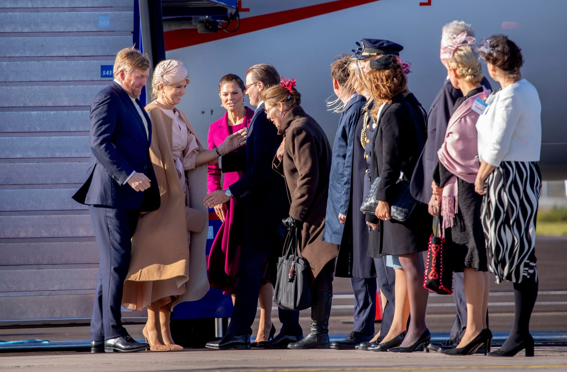 Auf dem Arlanda Flughafen wurde das Königspaar von den schwedischen Royals in Empfang genommen.