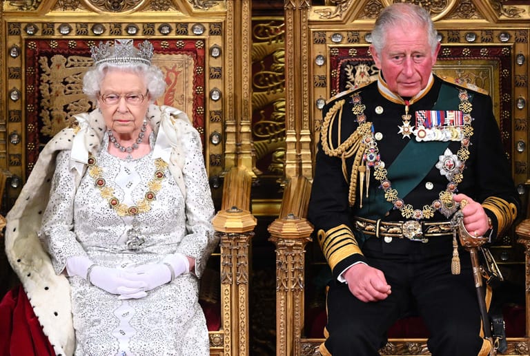 Parlamentseröffnung am 14. Oktober 2019 in London: Queen Elizabeth und ihr Sohn Charles gemeinsam vor der versammelten britischen Politik
