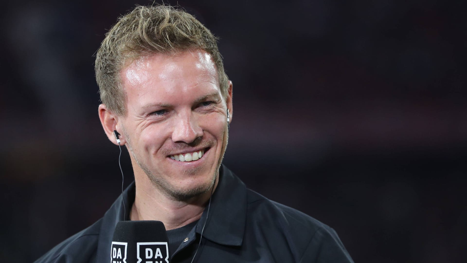 Julian Nagelsmann am DAZN-Mikrofon: Der Bayern-Trainer war zu Scherzen aufgelegt.