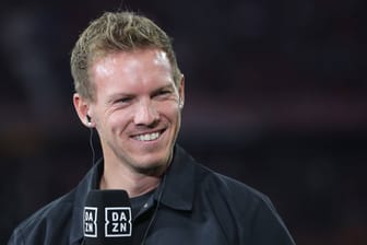 Julian Nagelsmann am DAZN-Mikrofon: Der Bayern-Trainer war zu Scherzen aufgelegt.
