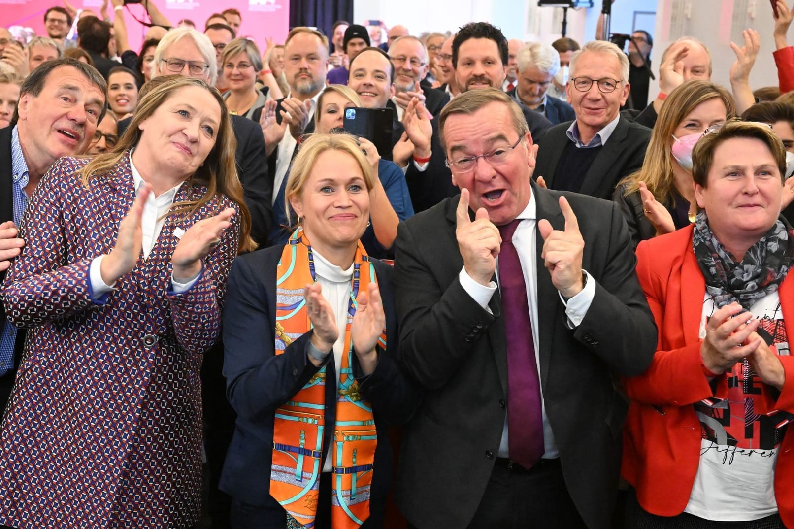 Anhänger der SPD reagieren auf die ersten Prognosen zur Landtagswahl: Die Partei wird stärkste Kraft.
