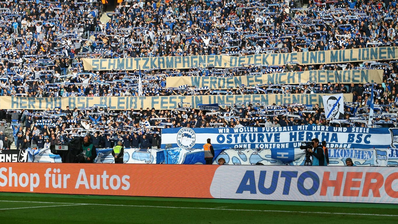 Klare Aussage: Das Banner der Hertha-Fans gegen Investor Windhorst.