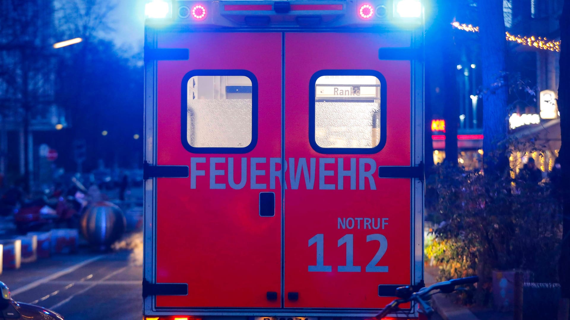 Rettungswagen (Symbolbild): Am Dienstag muss ein Mädchen ins Krankenhaus gebracht werden, weil sie von einem Balkon gefallen ist. Rettungswagen (Symbolbild): Am Dienstag muss ein Mädchen ins Krankenhaus gebracht werden, weil sie von einem Balkon gefallen ist.