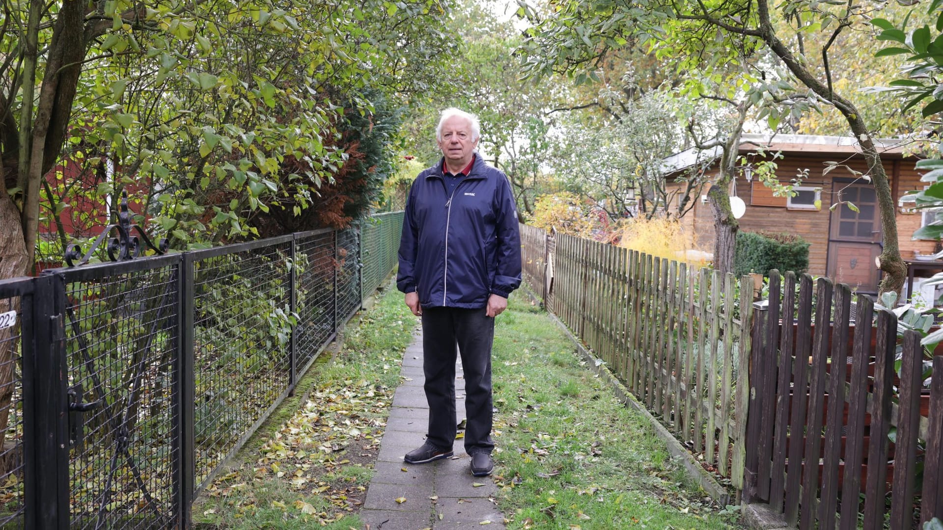 Wolfgang Beyer, Vorsitzender der Kleingartenanlage "Grüner Grund" in Berlin-Lichtenberg: Bewerber für einen Gartenplatz müssen ihre Pläne dem Verein vorstellen. Wolfgang Beyer, Vorsitzender der Kleingartenanlage "Grüner Grund" in Berlin-Lichtenberg: Bewerber für einen Gartenplatz müssen ihre Pläne dem Verein vorstellen.