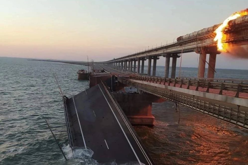 Teile der Fahrbahn der Krim-Brücke sind zerstört: Dieses Bild teilen sowohl russische als auch ukrainische Medien.