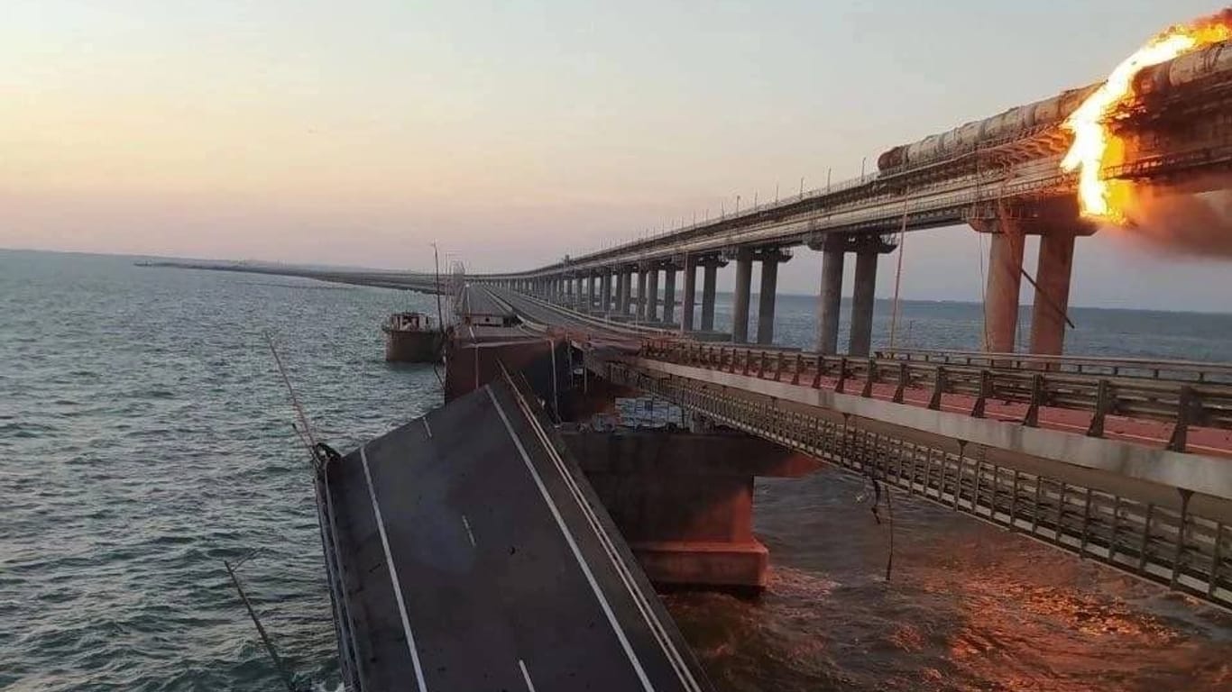 Teile der Fahrbahn der Krim-Brücke sind zerstört: Dieses Bild teilen sowohl russische als auch ukrainische Medien.