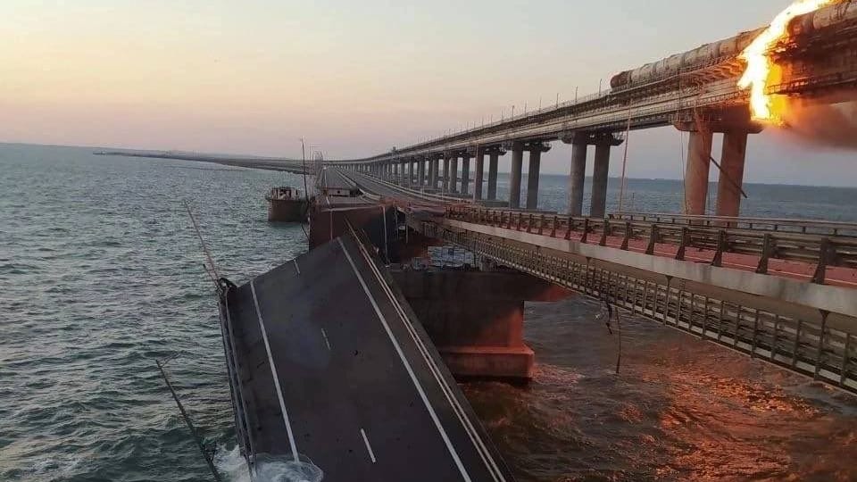 Teile der Fahrbahn der Krim-Brücke sind zerstört: Dieses Bild teilen sowohl russische als auch ukrainische Medien.