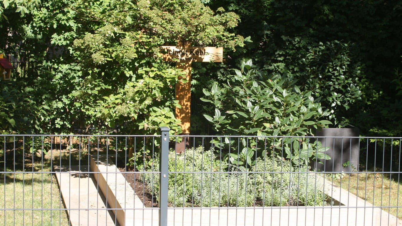 August 2022: Kohls Grab im Speyerer Adenauerpark mit Zaun und Holzkreuz