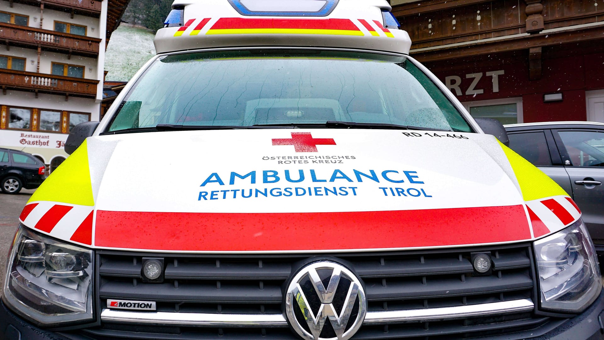 Krankenwagen in Österreich (Archivbild): Ein Schulbus ist mit einem Zug zusammengeprallt.