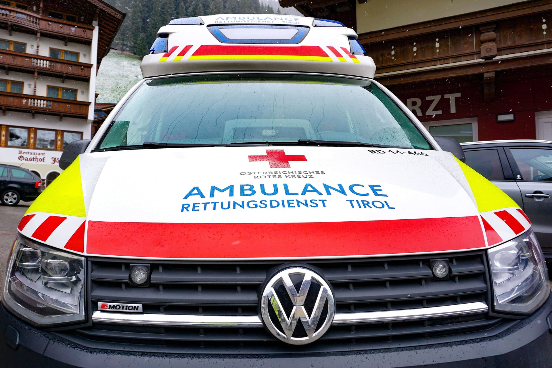 Krankenwagen in Österreich (Archivbild): Ein Schulbus ist mit einem Zug zusammengeprallt.