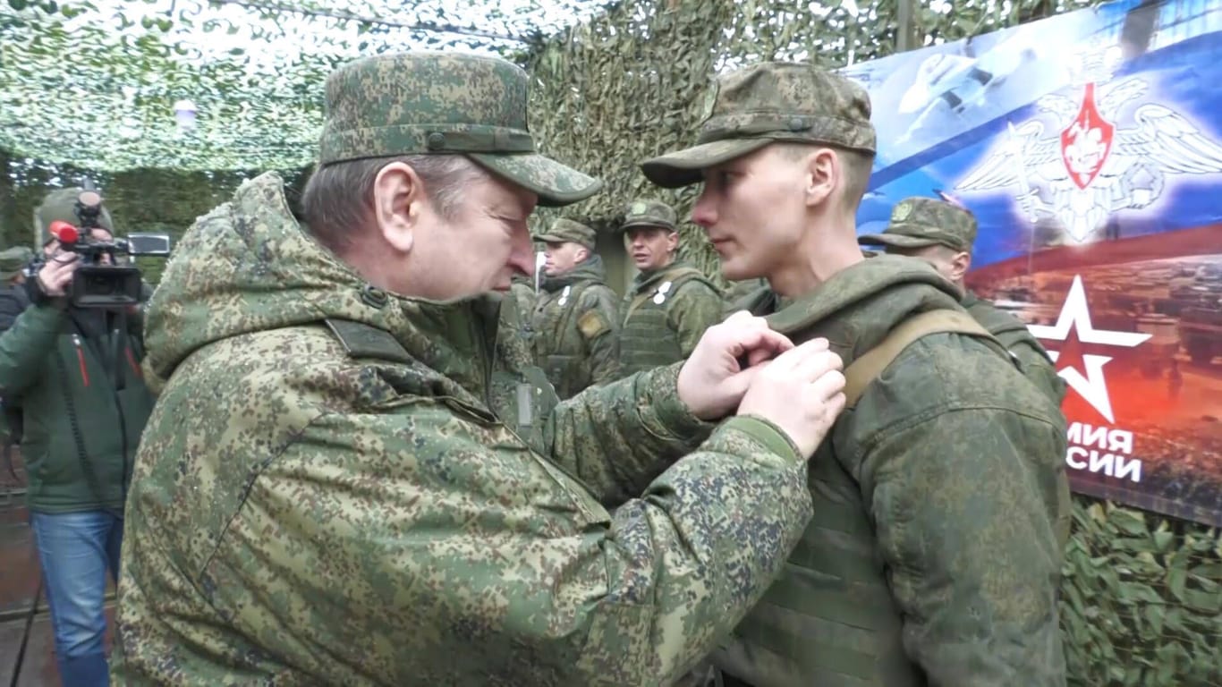Alexander Lapin beim Besuch an der Front im Ukraine-Krieg.
