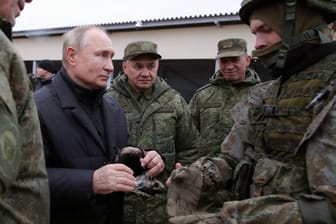Wladimir Putin spricht mit Soldaten über die Lage.